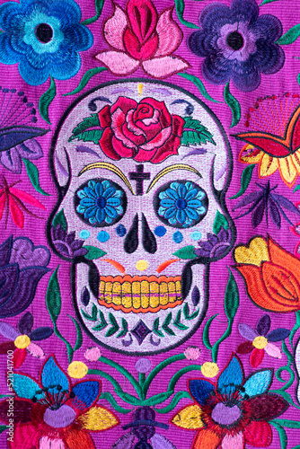 Hand-beaded Mexican women's handbag, made in Chiapas, with a skull and flowers of various colors, with a purple background