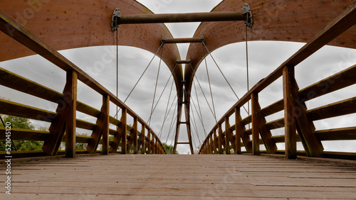 Puente simétrico de madera y acero