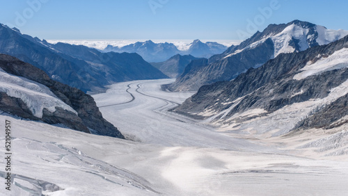 Panoramasicht auf den gewaltigen Aletschgletscher in den Schweizeralpen bei blauem Himmer