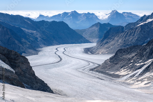 Panoramasicht auf den gewaltigen Aletschgletscher in den Schweizeralpen bei blauem Himmer