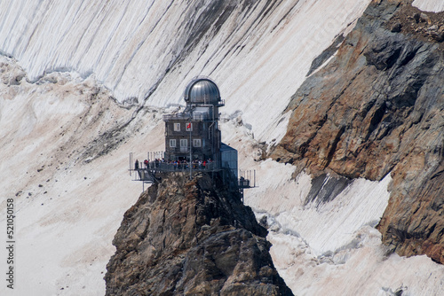 Sicht auf die Jungfraustation, die auf dem Berggipfel steht. Ein geniales Werk der Menschheit. Der höchstgelegene Bahnhof Europas. photo