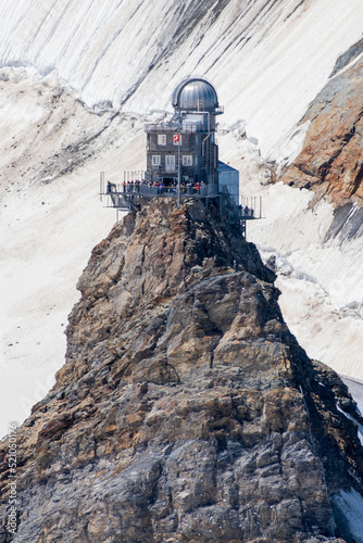 Sicht auf die Jungfraustation, die auf dem Berggipfel steht. Ein geniales Werk der Menschheit. Der höchstgelegene Bahnhof Europas.