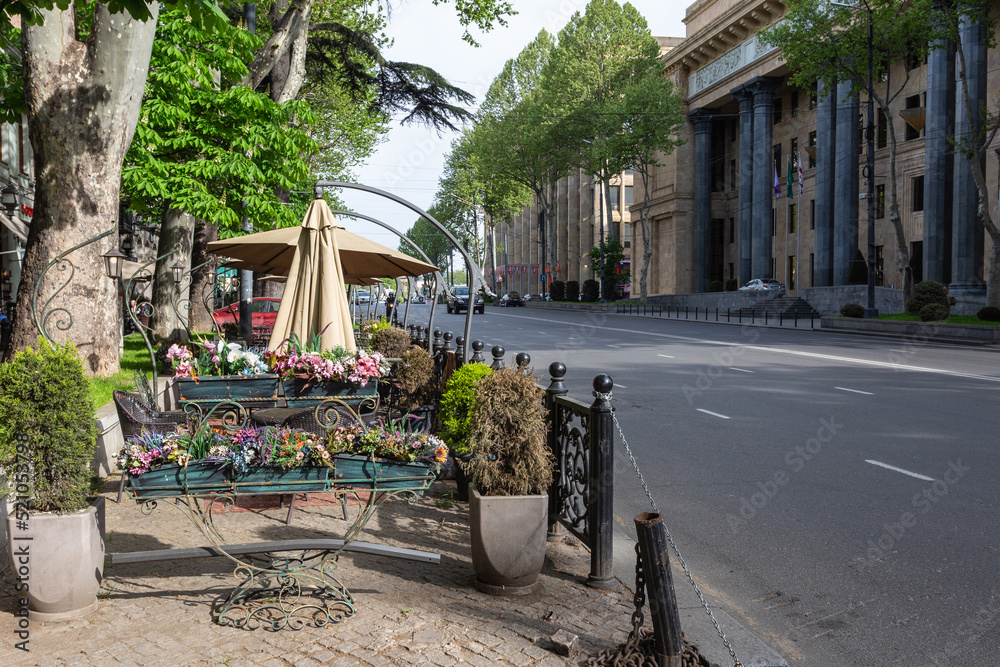 Φωτογραφία View of the central street of Tbilisi - Shota Rustaveli Avenue