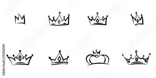 Conjunto de corona de rey y reina dibujadas a mano. Coronas negras