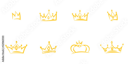 Conjunto de corona de rey y reina dibujadas a mano. Coronas doradas