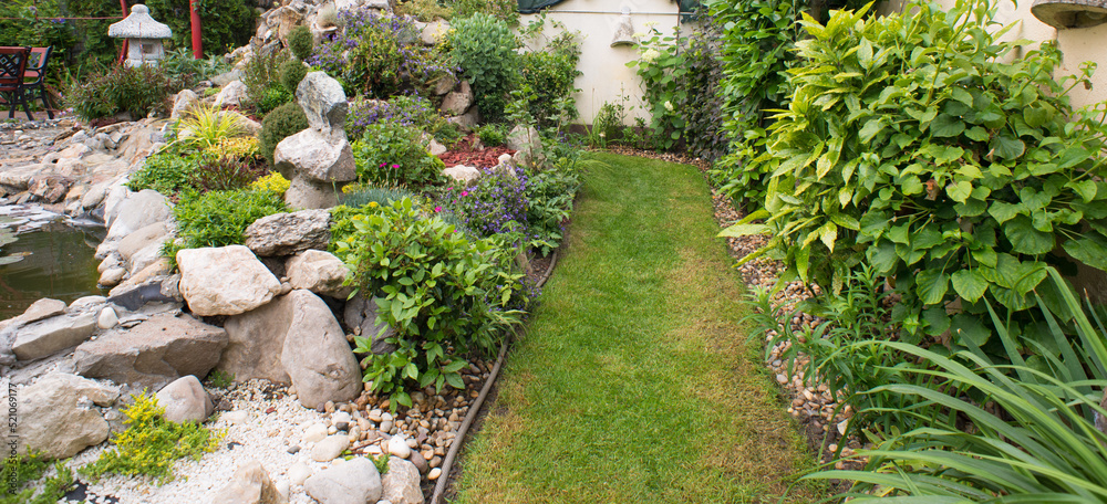 Obraz premium Beautiful ornamental garden in summer