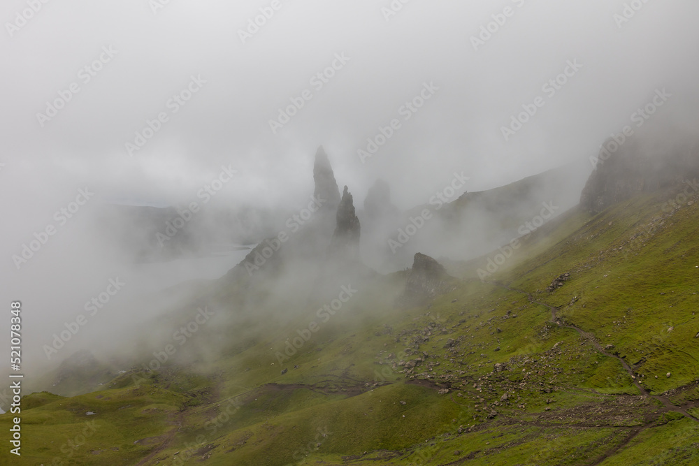 The Felsen des old man of Storr tauchen langsam aus dem Nebel auf
