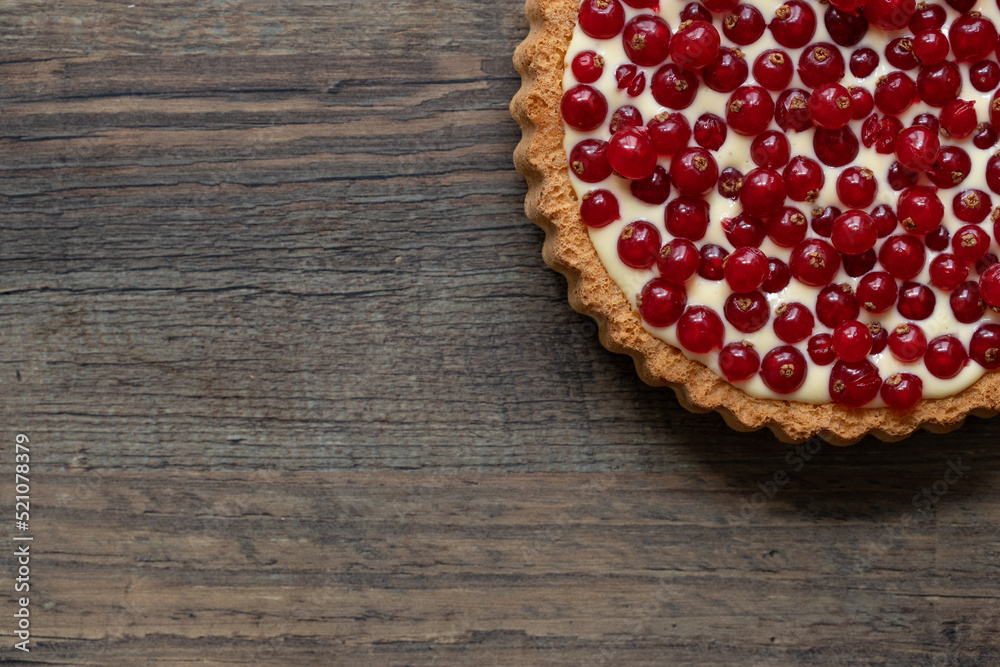 rote Johannisbeeren und Pudding in Törtchen auf Tisch aus Holz rote Johannisbeeren und Pudding in Törtchen auf Tisch aus Holz