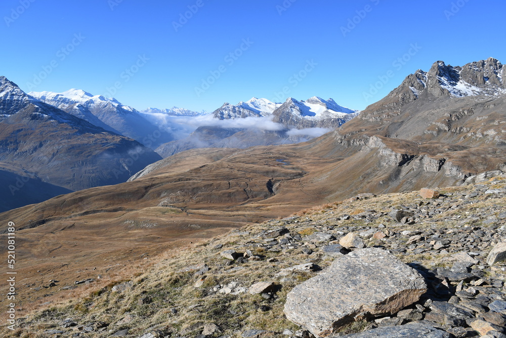 Roches et végétation automnale dans les Alpes
