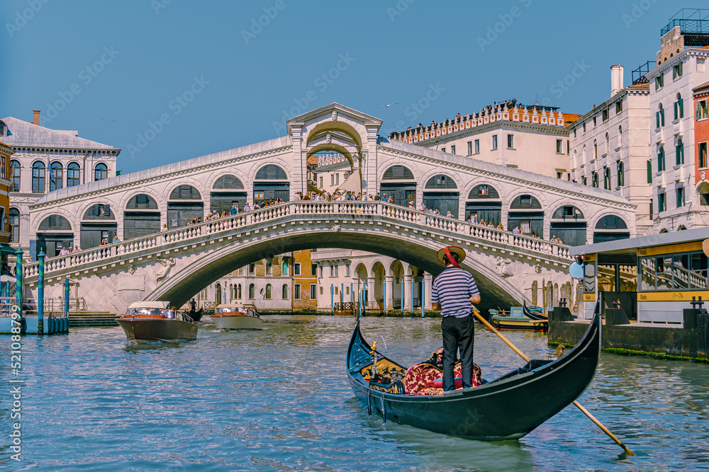 Die Rialtobrücke in Venedig mit Gondel und Gondliere