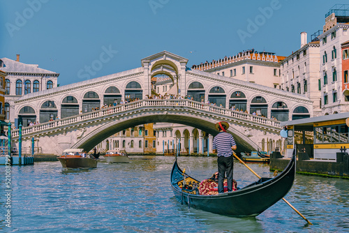 Die Rialtobrücke in Venedig mit Gondel und Gondliere © Schemken