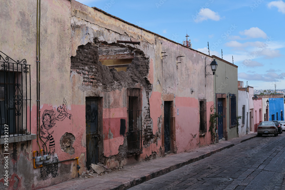 Casa de adobe colonial derruida en el centro historico de la ciudad de queretaro