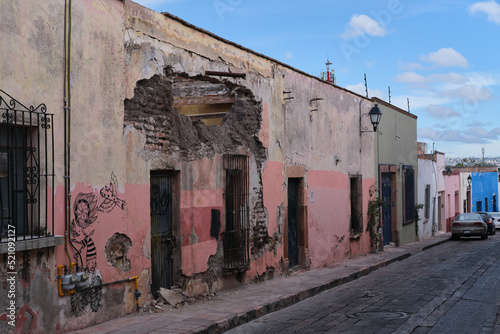 Casa de adobe colonial derruida en el centro historico de la ciudad de queretaro © Ricardo