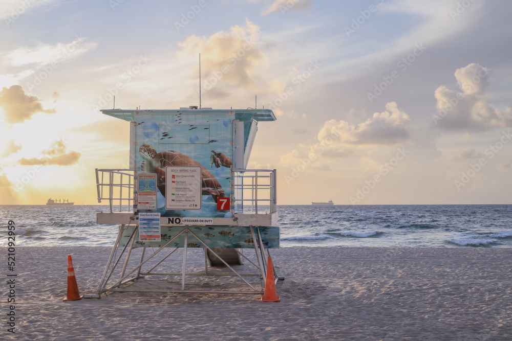 lifeguard stand on ft lauderdale beach blvd in florida  - obrazy, fototapety, plakaty 