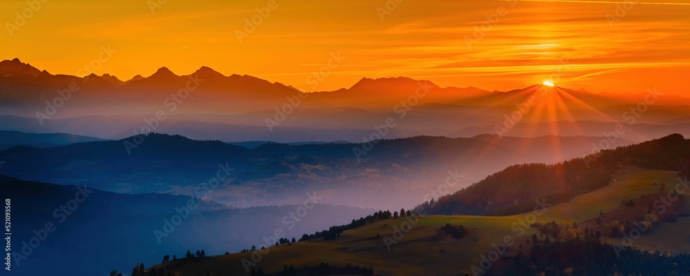 Obraz na płótnie Widok Tatr z Pienin o zachodzie słońca
 w salonie