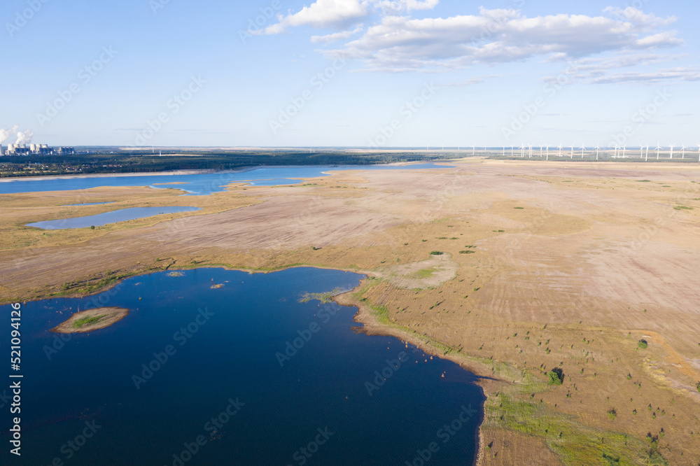 Obraz premium Bergbau Landschaft, Flutung Cottbuser Ostsee, Windpark, Tagebau Cottbus-Nord, Luftaufnahme, Drohne, Lausitz, Deutschland