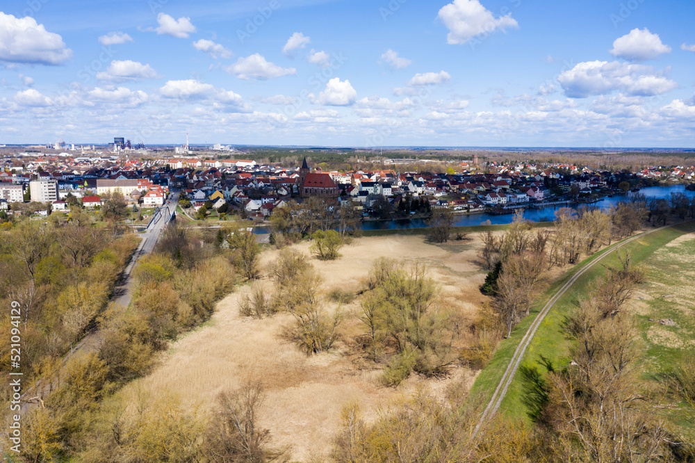Luftaufnahme einer Stadt am Fluss mit Stahlwerk und Kirche, Drohne, Fuerstenberg Oder, Eisenhuettenstadt, Brandenburg, Deutschland