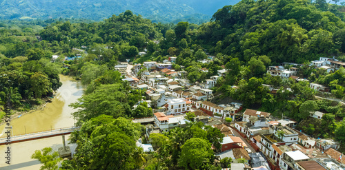 Vista aérea con drone pueblo mágico de Tapijulapa Tacotalpa Tabasco Villaluz Pueblo en las montañas y cerros de México
