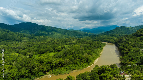 Vista aérea con drone pueblo mágico de Tapijulapa Tacotalpa Tabasco Villaluz Pueblo en las montañas y cerros de México