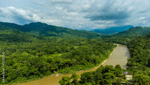 Vista aérea con drone pueblo mágico de Tapijulapa Tacotalpa Tabasco Villaluz Pueblo en las montañas y cerros de México
