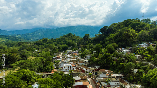Vista aérea con drone pueblo mágico de Tapijulapa Tacotalpa Tabasco Villaluz Pueblo en las montañas y cerros de México