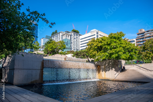 Fototapeta Naklejka Na Ścianę i Meble -   Beautiful fountain at Robson Square in downtown Vancouver.