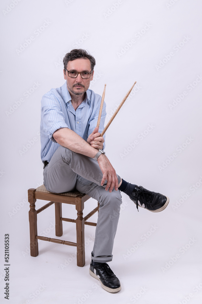 Mann sitzend mit Schlagzeug Sticks
