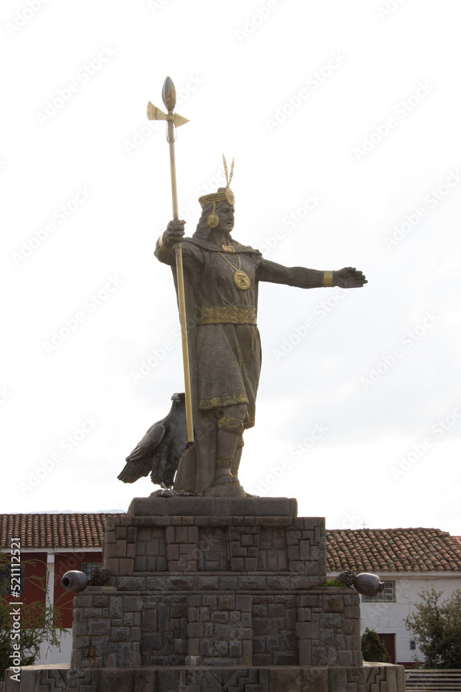 Obraz premium Estatua de inca con su águila. Perú , vilcashuaman.