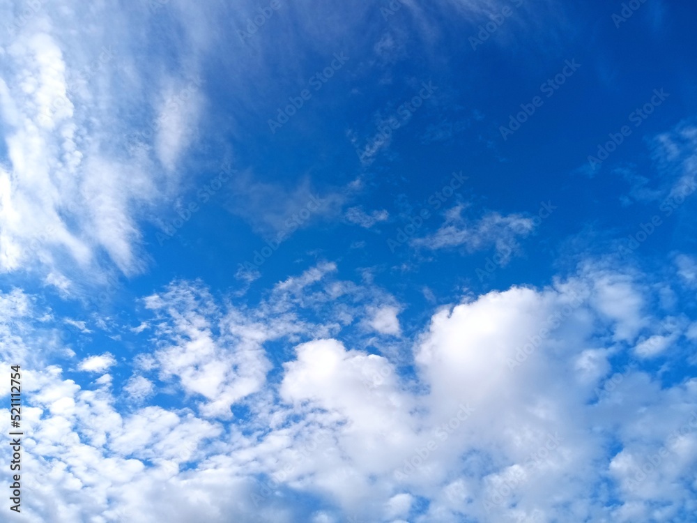 Obraz premium Cielo azul con nubes