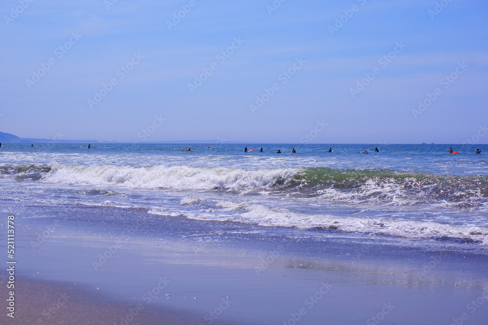 サーファーが集まる夏の海（湘南海岸）