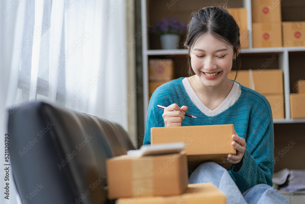 Small Business Startup SME Owners Asian Women Also Check Online Orders Laptops and sales of work items with girl boxes. Work independently at home, online SME business, small and medium enterprises Small Business Startup SME Owners Asian Women Also Check Online Orders Laptops and sales of work items with girl boxes. Work independently at home, online SME business, small and medium enterprises