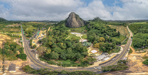 Der Buddha-Berg oder Khao Chi Chan ist ein Kalksteinhügel in Na Chom Thian, der aufgrund seiner 109 m mal 70 m großen goldenen Buddha-Lasergravur zu einem Wahrzeichen von Pattaya geworden ist.