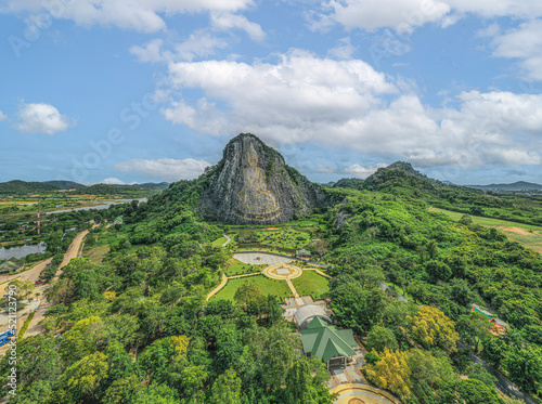 Der Buddha-Berg oder Khao Chi Chan ist ein Kalksteinhügel in Na Chom Thian, der aufgrund seiner 109 m mal 70 m großen goldenen Buddha-Lasergravur zu einem Wahrzeichen von Pattaya geworden ist.