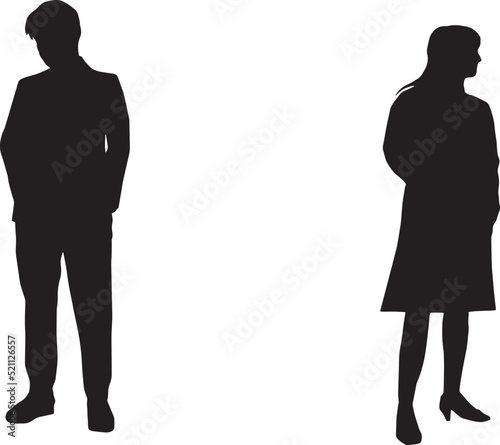 反対方向を向いて立つ若い男女シルエット