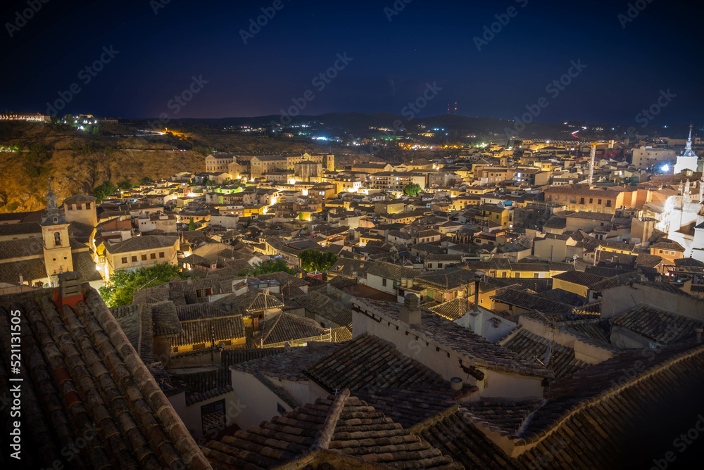 Fototapeta premium Impresionante vista panorámica de la hermosa puesta de sol sobre el casco antiguo de Toledo. Destino de viaje España 