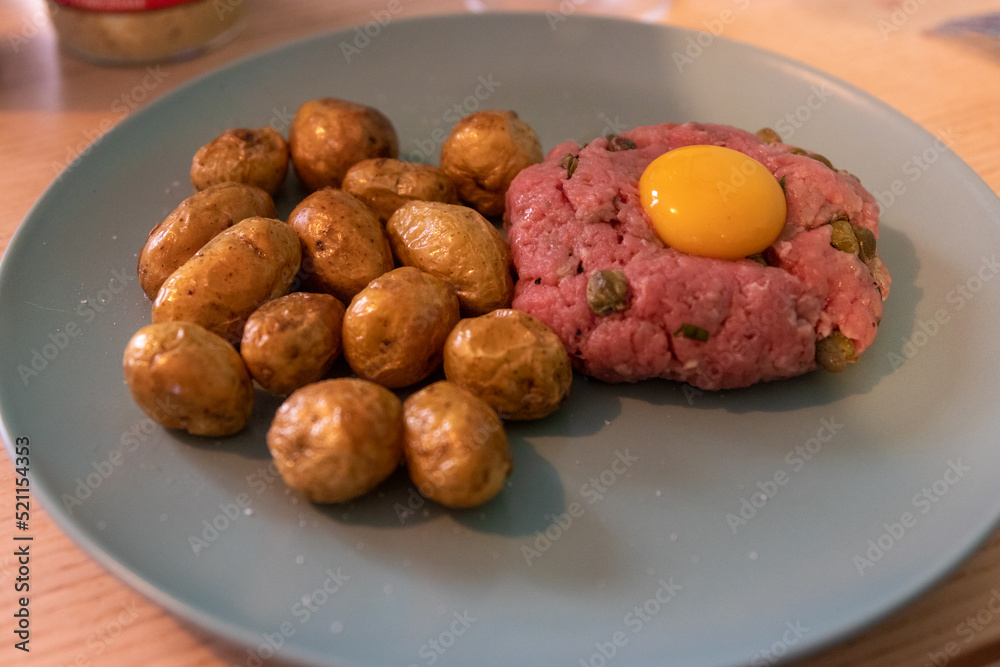 Steak tartare avec son œuf et ses pommes de terre sautées Steak tartare avec son œuf et ses pommes de terre sautées