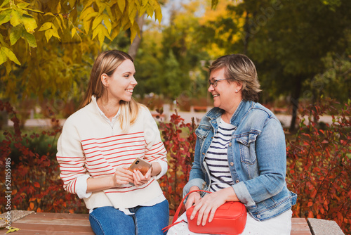 Fotografía woman, family, mom, daughter, fall, autumn, fall leaves, mother and daughter, wa