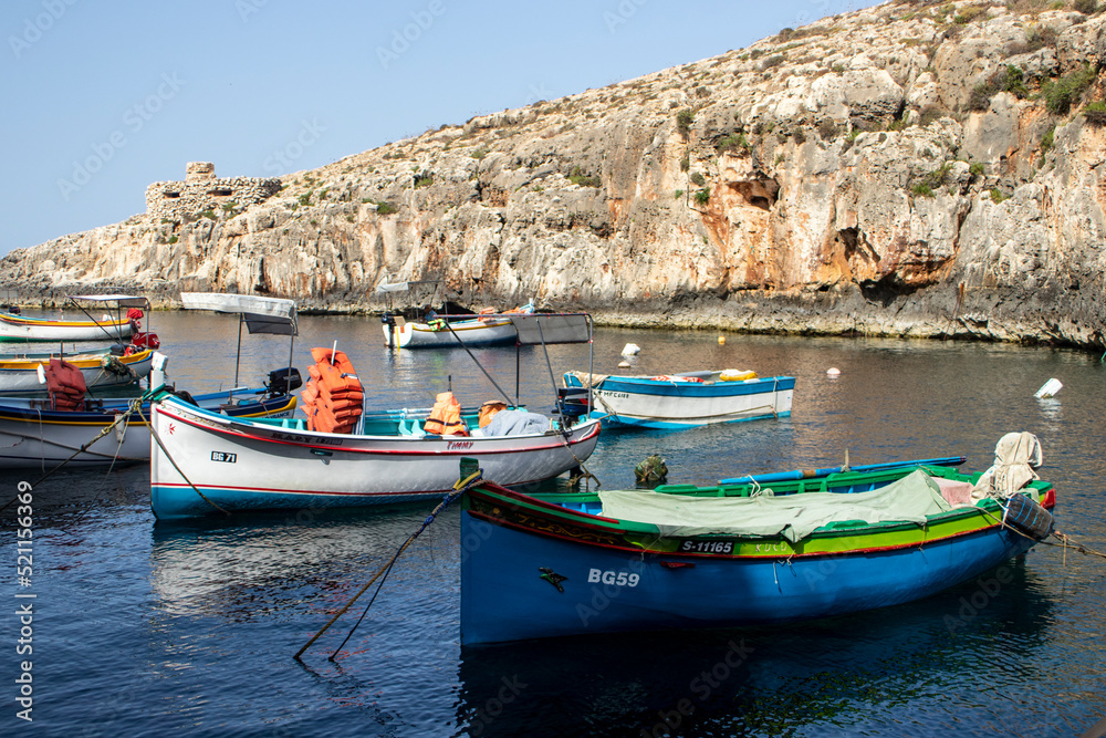 Vista de la Cueva Azul en Malta, coloridas embarcación en el mar tranquilo y azul