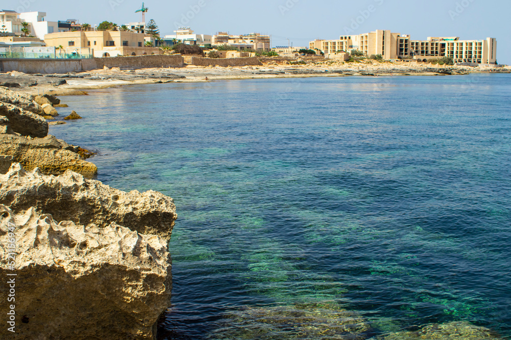 Bellisimo Mar Mediterraneo de la Isla de Malta, azul intenso