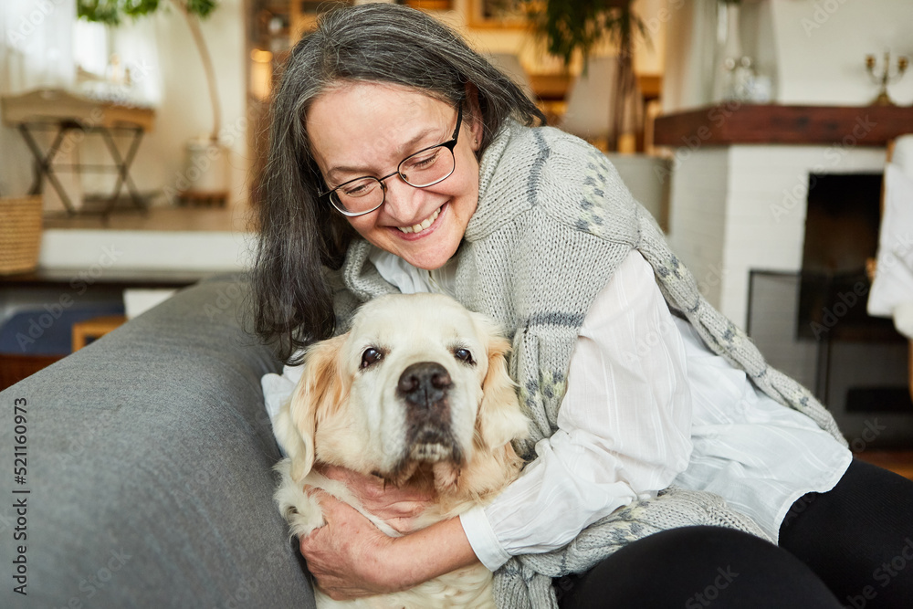Glückliche Seniorin im Ruhestand kuschelt mit Hund Stock Photo | Adobe ...