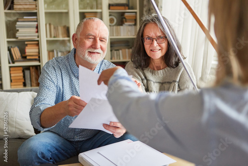 Senioren im Beratungsgespräch über Rente und Vorsorge photo