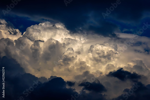 Bewölkung, Blauer Himmel mit Wolken bei Tageslicht © Bumann