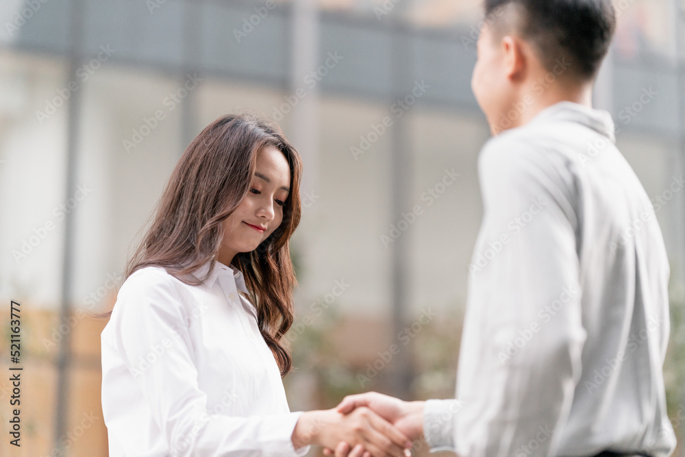 Obraz premium Business men and women partners hitting hands outdoors