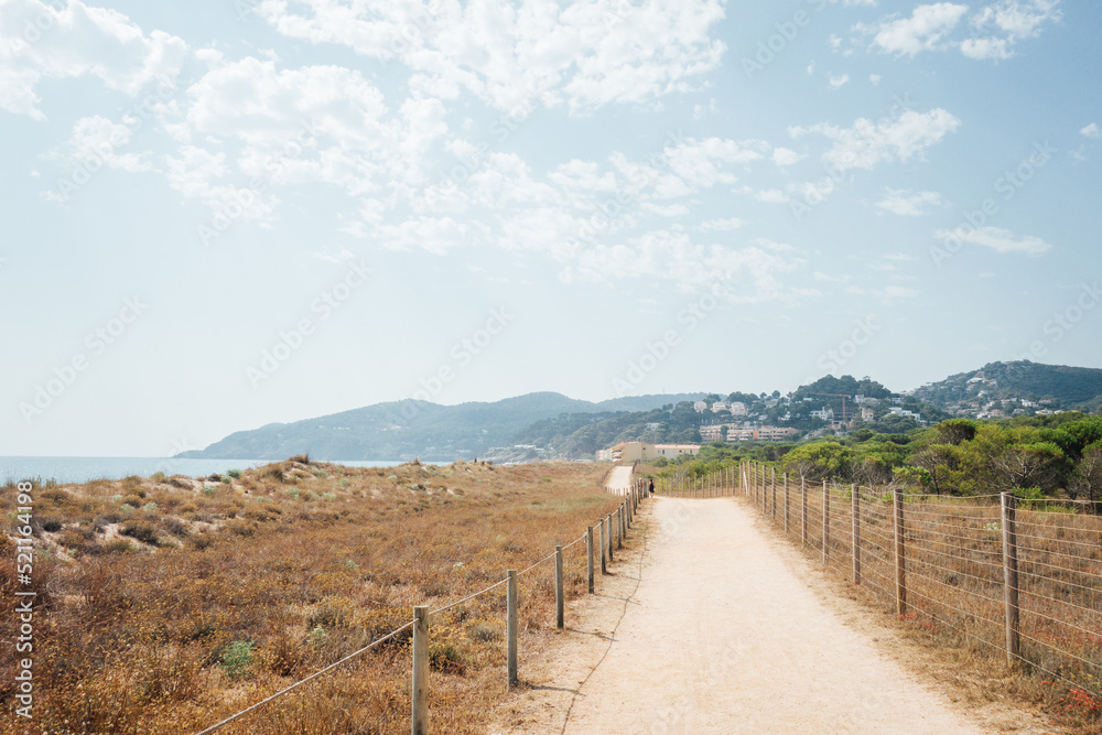 Un sentier côtier entre les dunes de sable sur la Costa Brava. Un petit chemin de bord de mer. Un chemin de randonnée au bord de la mer