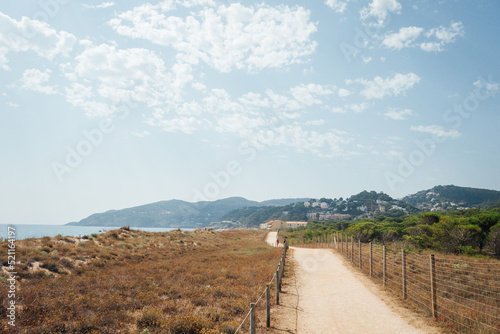 Un sentier c  tier entre les dunes de sable sur la Costa Brava. Un petit chemin de bord de mer. Un chemin de randonn  e au bord de la mer