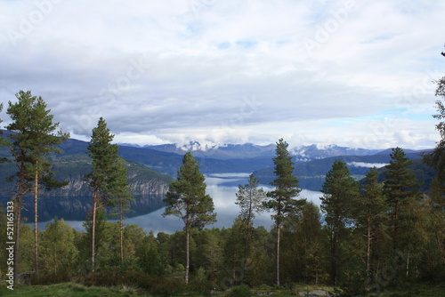 Noruega, con su variedad de paisajes, lagos, cabañas.