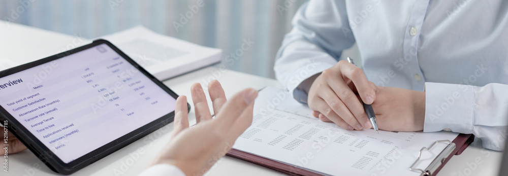 © Puwasit Inyavileart - Business brainstorming, Marketers and conference leaders on business plans and marketing strategies using tablet for data analysis, Using business data graphs in meetings.