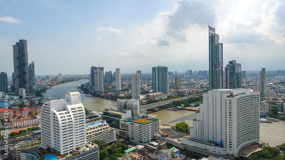 Obraz premium Bangkok city skyline view from river with skyscrapers buildings reflect in water at noon., Beautiful panoramic city skyline., cityscape view from high above.