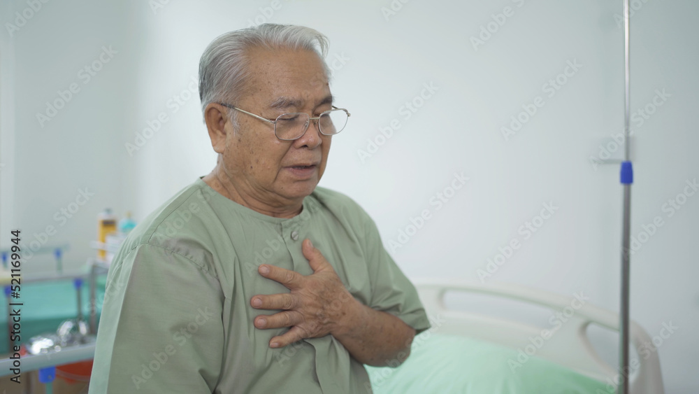 Obraz premium Sick depressed lonely Asian old elderly senior patient or pensioner. People sitting on bed in bedroom at nursing home. Quarantine lifestyle. Unhappy life. Retirement community. Health care. Alone