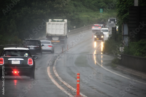 雨、高速道路、車道、ハイウェイ、土砂降り、白い車、国産車、水しぶき